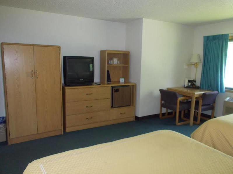 Boarders Inn And Suites By Cobblestone Hotels - Ripon Zewnętrze zdjęcie