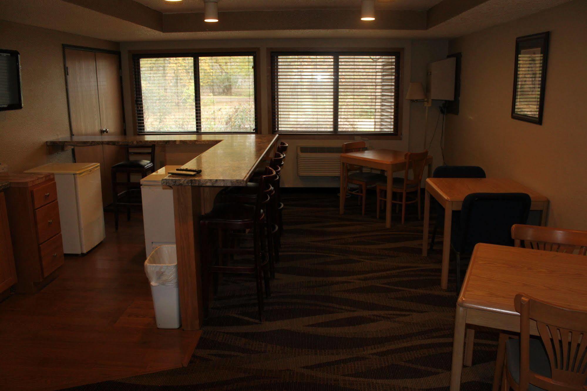 Boarders Inn And Suites By Cobblestone Hotels - Ripon Zewnętrze zdjęcie