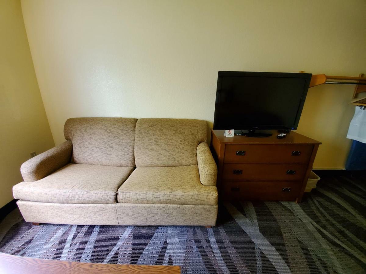 Boarders Inn And Suites By Cobblestone Hotels - Ripon Zewnętrze zdjęcie