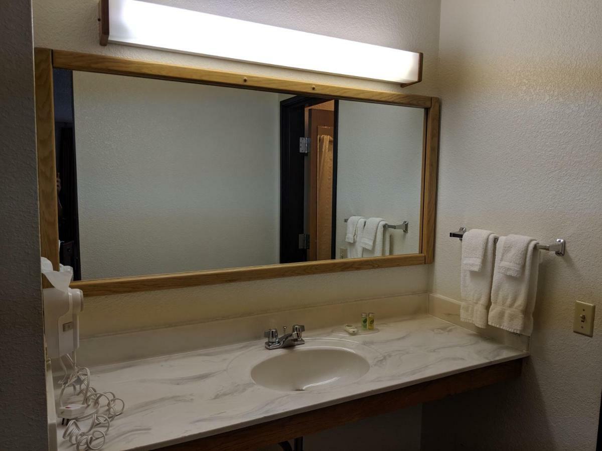 Boarders Inn And Suites By Cobblestone Hotels - Ripon Zewnętrze zdjęcie